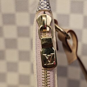 Pouch zip with the logo pull