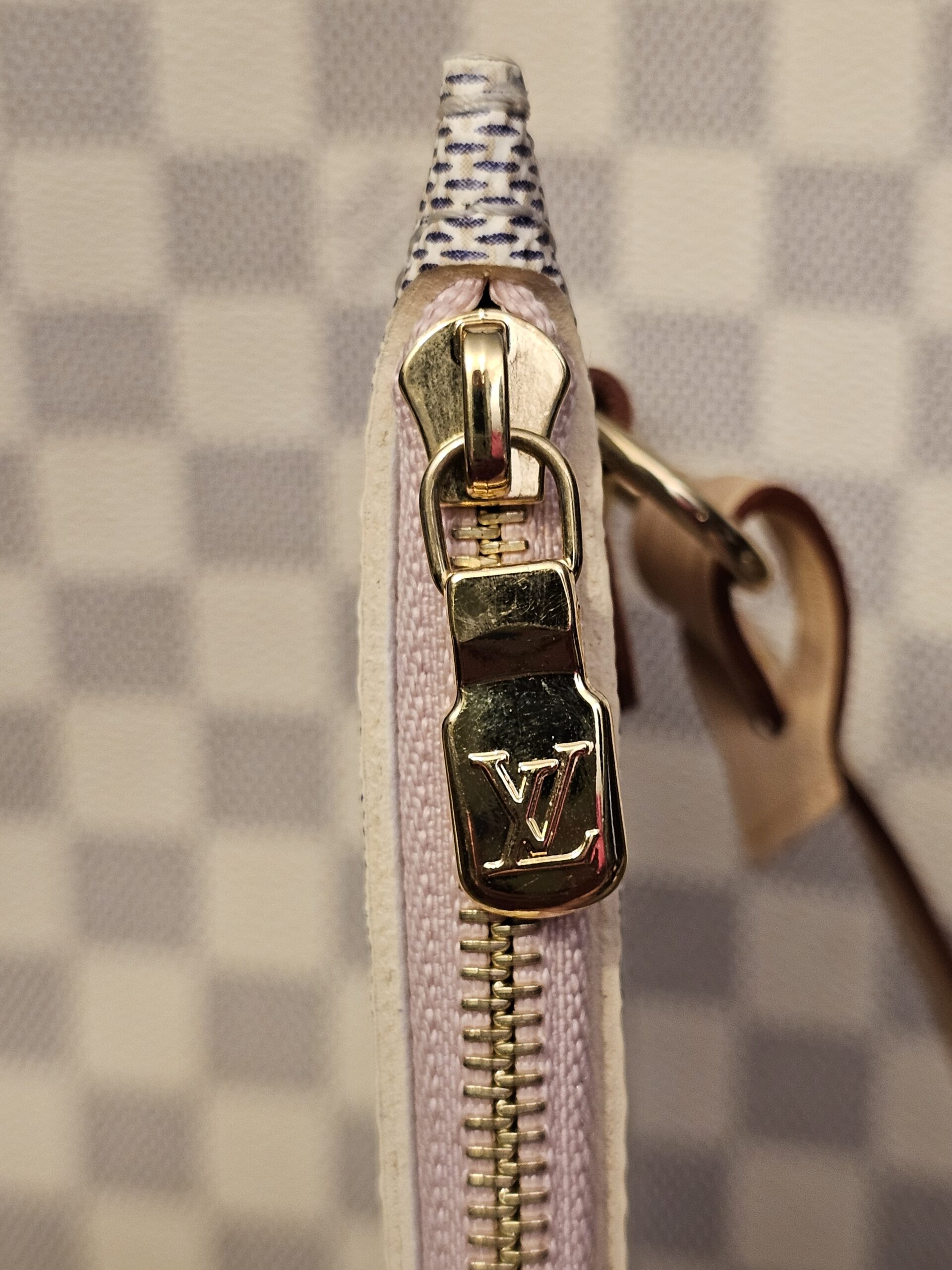 Pouch zip with the logo pull