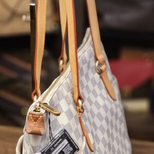 Side profile showing the exterior side pocket