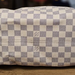 Base view of the Damier Azur canvas