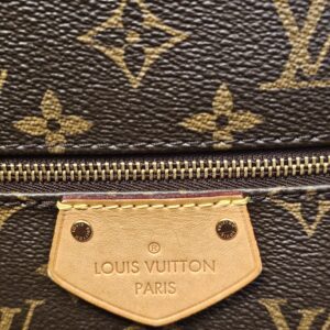 Exterior zip pocket with the leather logo tab