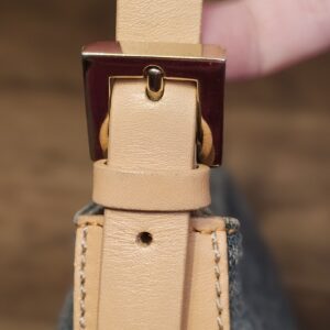 Adjustable strap buckle