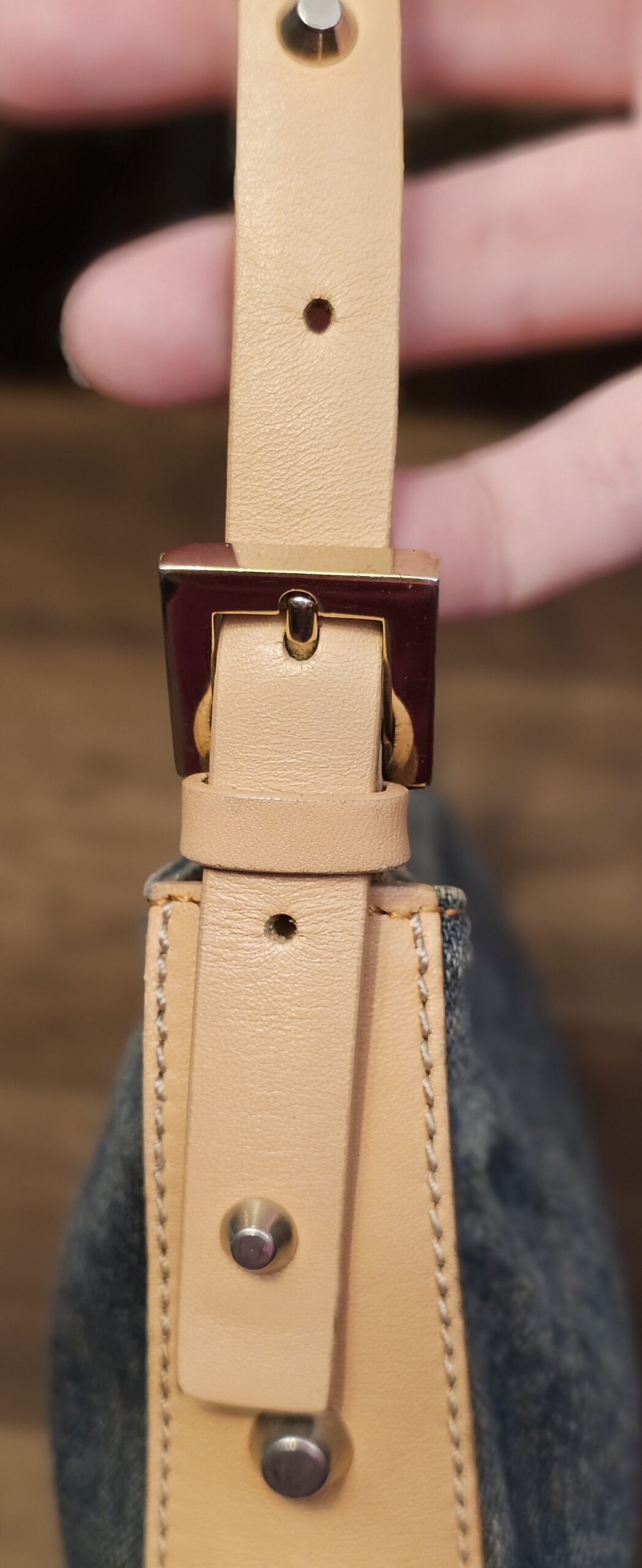 Adjustable strap buckle