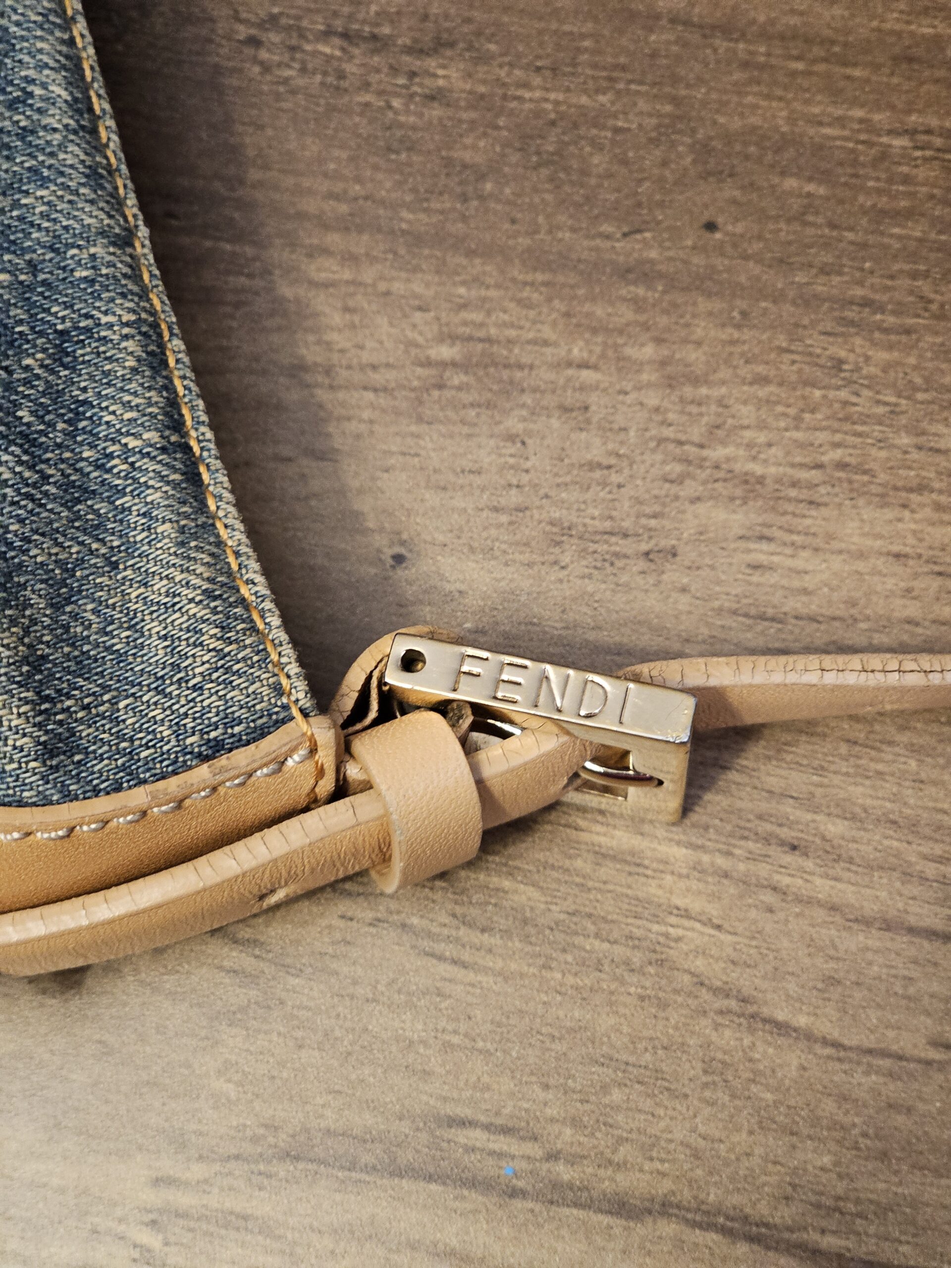 Engraved logo zip pull on the leather tab
