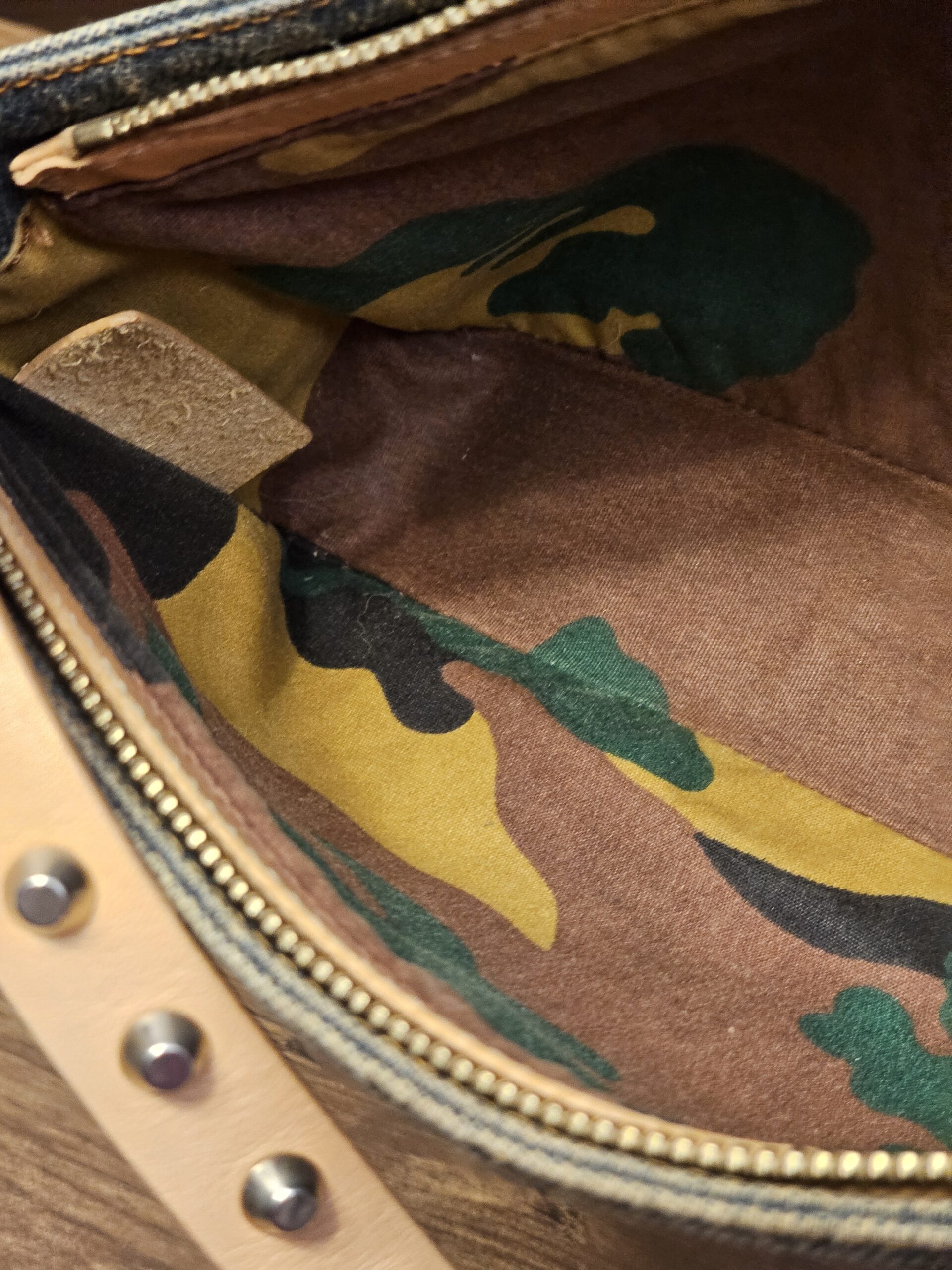 Interior with camouflage lining along the zip