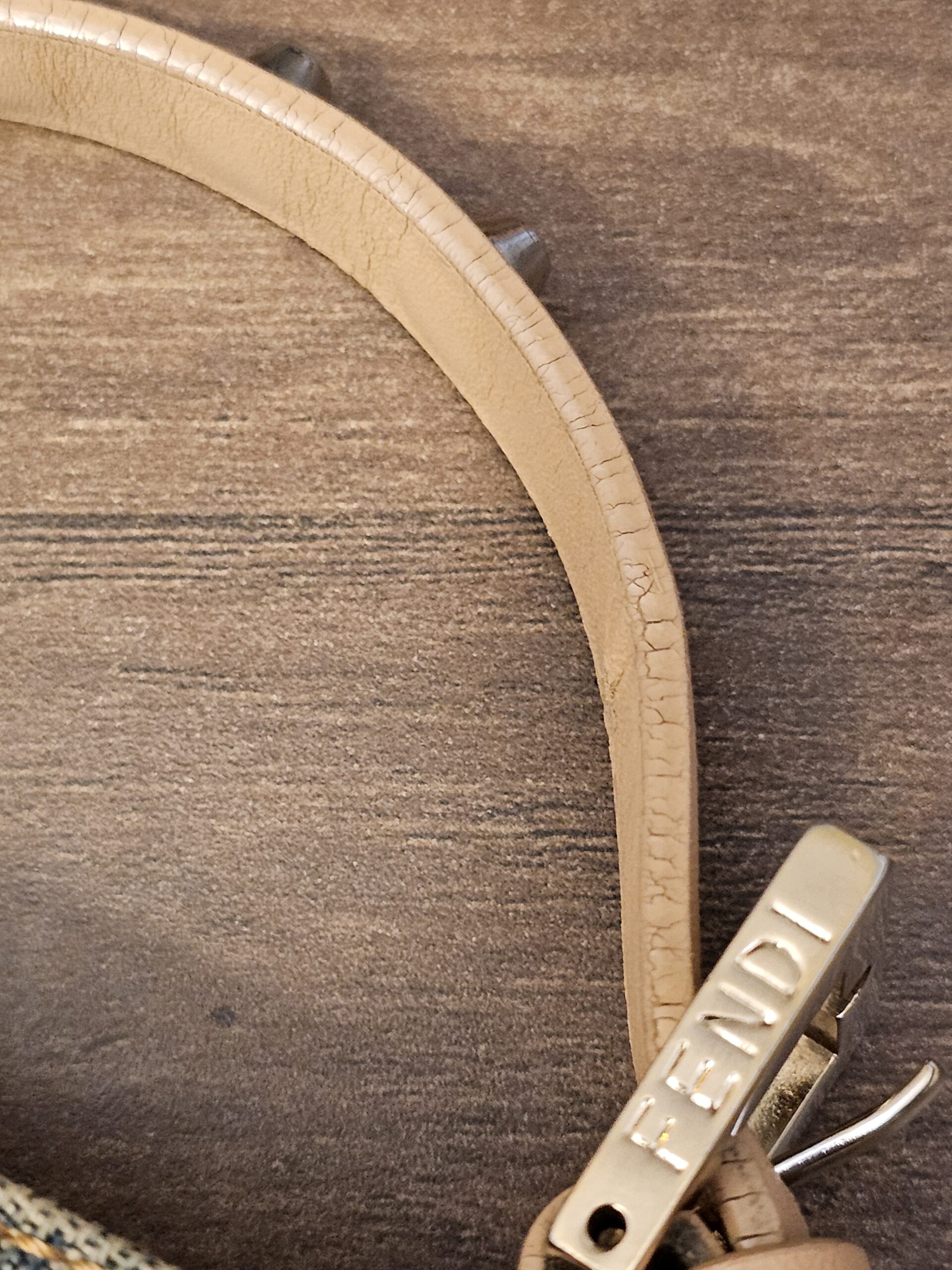 Shoulder strap with the engraved zip pull